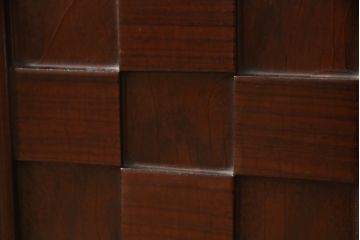 キャビネットを使いやすくリメイク!木製の引き戸を製作しガラス戸と交換。既存の棚板を撤去し、天板と両側面は新しい突板に張り替え。