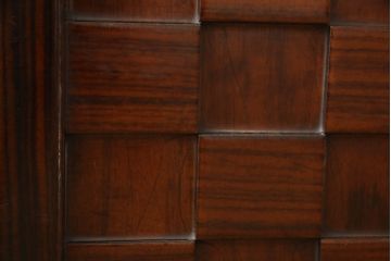 キャビネットを使いやすくリメイク!木製の引き戸を製作しガラス戸と交換。既存の棚板を撤去し、天板と両側面は新しい突板に張り替え。