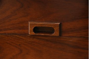 キャビネットを使いやすくリメイク!木製の引き戸を製作しガラス戸と交換。既存の棚板を撤去し、天板と両側面は新しい突板に張り替え。