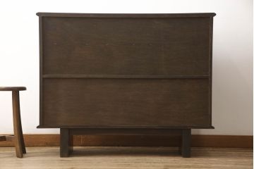 キャビネットを使いやすくリメイク!木製の引き戸を製作しガラス戸と交換。既存の棚板を撤去し、天板と両側面は新しい突板に張り替え。