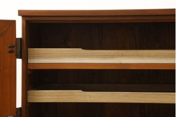 桐箪笥をローボードにリメイク!新たに棚板を追加し、底板を補強。天板と脚の取り付け。ステイン塗料仕上げ。