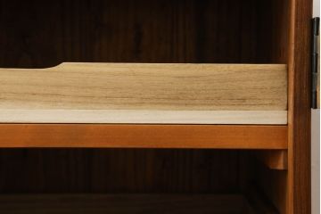 桐箪笥をローボードにリメイク!新たに棚板を追加し、底板を補強。天板と脚の取り付け。ステイン塗料仕上げ。