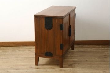 桐箪笥をローボードにリメイク!新たに棚板を追加し、底板を補強。天板と脚の取り付け。ステイン塗料仕上げ。