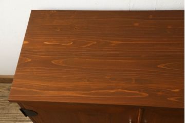 桐箪笥をローボードにリメイク!新たに棚板を追加し、底板を補強。天板と脚の取り付け。ステイン塗料仕上げ。