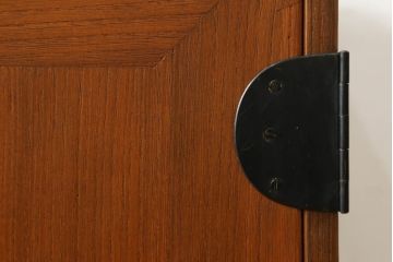 桐箪笥をローボードにリメイク!新たに棚板を追加し、底板を補強。天板と脚の取り付け。ステイン塗料仕上げ。