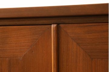桐箪笥をローボードにリメイク!新たに棚板を追加し、底板を補強。天板と脚の取り付け。ステイン塗料仕上げ。