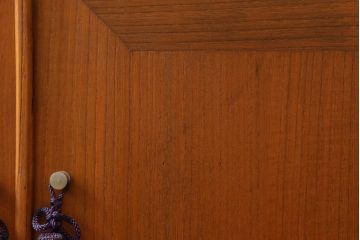 桐箪笥をローボードにリメイク!新たに棚板を追加し、底板を補強。天板と脚の取り付け。ステイン塗料仕上げ。