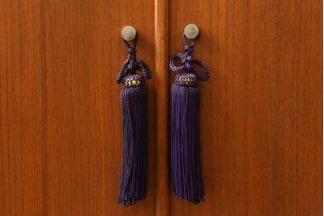 桐箪笥をローボードにリメイク!新たに棚板を追加し、底板を補強。天板と脚の取り付け。ステイン塗料仕上げ。