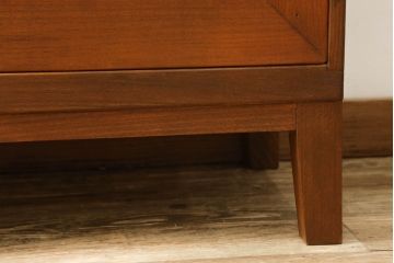 桐箪笥をローボードにリメイク!新たに棚板を追加し、底板を補強。天板と脚の取り付け。ステイン塗料仕上げ。