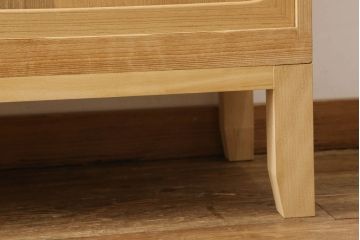 3段重ね桐箪笥をローボード2台とローチェストにリメイク!上段・中段はローボードに加工し、脚の取り付け。それぞれにヒノキ無垢材の天板を追加。自然な木地色仕上げに。