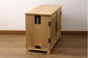 3段重ね桐箪笥をローボード2台とローチェストにリメイク!上段・中段はローボードに加工し、脚の取り付け。それぞれにヒノキ無垢材の天板を追加。自然な木地色仕上げに。