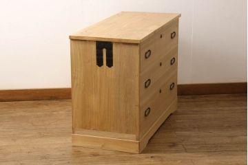 3段重ね桐箪笥をローボード2台とローチェストにリメイク!上段・中段はローボードに加工し、脚の取り付け。それぞれにヒノキ無垢材の天板を追加。自然な木地色仕上げに。