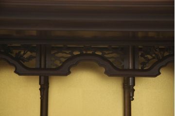 お仏壇をコンパクトにリメイク!上段は指定サイズにリサイズ。下段はお手持ちの椅子を格納できる仕様で新規製作。左右の扉には上段の建具を活用。全体を元の色味に合わせて仕上げ。