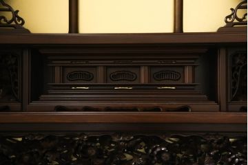 お仏壇をコンパクトにリメイク!上段は指定サイズにリサイズ。下段はお手持ちの椅子を格納できる仕様で新規製作。左右の扉には上段の建具を活用。全体を元の色味に合わせて仕上げ。