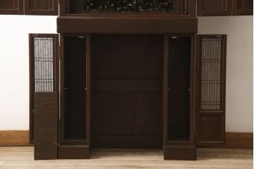 お仏壇をコンパクトにリメイク!上段は指定サイズにリサイズ。下段はお手持ちの椅子を格納できる仕様で新規製作。左右の扉には上段の建具を活用。全体を元の色味に合わせて仕上げ。
