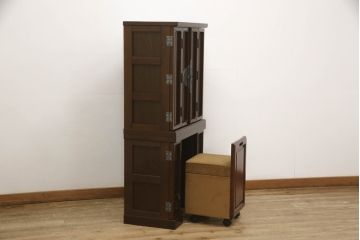 お仏壇をコンパクトにリメイク!上段は指定サイズにリサイズ。下段はお手持ちの椅子を格納できる仕様で新規製作。左右の扉には上段の建具を活用。全体を元の色味に合わせて仕上げ。