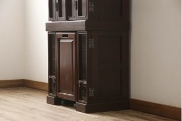 お仏壇をコンパクトにリメイク!上段は指定サイズにリサイズ。下段はお手持ちの椅子を格納できる仕様で新規製作。左右の扉には上段の建具を活用。全体を元の色味に合わせて仕上げ。