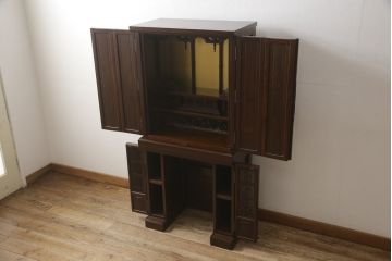 お仏壇をコンパクトにリメイク!上段は指定サイズにリサイズ。下段はお手持ちの椅子を格納できる仕様で新規製作。左右の扉には上段の建具を活用。全体を元の色味に合わせて仕上げ。