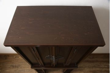 お仏壇をコンパクトにリメイク!上段は指定サイズにリサイズ。下段はお手持ちの椅子を格納できる仕様で新規製作。左右の扉には上段の建具を活用。全体を元の色味に合わせて仕上げ。