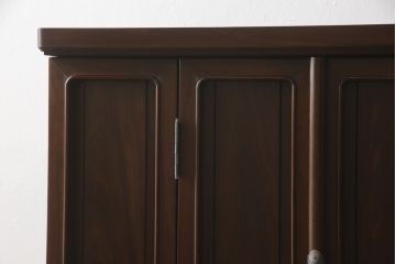 お仏壇をコンパクトにリメイク!上段は指定サイズにリサイズ。下段はお手持ちの椅子を格納できる仕様で新規製作。左右の扉には上段の建具を活用。全体を元の色味に合わせて仕上げ。