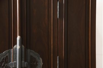 お仏壇をコンパクトにリメイク!上段は指定サイズにリサイズ。下段はお手持ちの椅子を格納できる仕様で新規製作。左右の扉には上段の建具を活用。全体を元の色味に合わせて仕上げ。