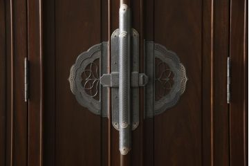 お仏壇をコンパクトにリメイク!上段は指定サイズにリサイズ。下段はお手持ちの椅子を格納できる仕様で新規製作。左右の扉には上段の建具を活用。全体を元の色味に合わせて仕上げ。