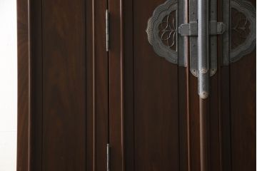お仏壇をコンパクトにリメイク!上段は指定サイズにリサイズ。下段はお手持ちの椅子を格納できる仕様で新規製作。左右の扉には上段の建具を活用。全体を元の色味に合わせて仕上げ。