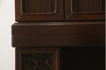 お仏壇をコンパクトにリメイク!上段は指定サイズにリサイズ。下段はお手持ちの椅子を格納できる仕様で新規製作。左右の扉には上段の建具を活用。全体を元の色味に合わせて仕上げ。