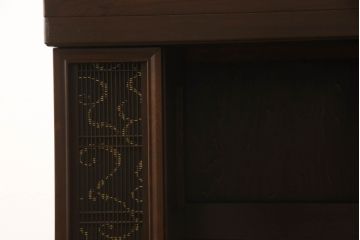 お仏壇をコンパクトにリメイク!上段は指定サイズにリサイズ。下段はお手持ちの椅子を格納できる仕様で新規製作。左右の扉には上段の建具を活用。全体を元の色味に合わせて仕上げ。