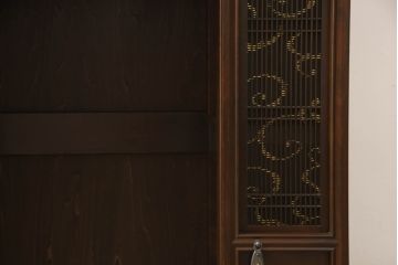 お仏壇をコンパクトにリメイク!上段は指定サイズにリサイズ。下段はお手持ちの椅子を格納できる仕様で新規製作。左右の扉には上段の建具を活用。全体を元の色味に合わせて仕上げ。