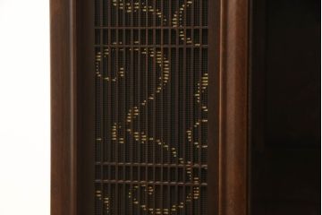 お仏壇をコンパクトにリメイク!上段は指定サイズにリサイズ。下段はお手持ちの椅子を格納できる仕様で新規製作。左右の扉には上段の建具を活用。全体を元の色味に合わせて仕上げ。