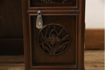 お仏壇をコンパクトにリメイク!上段は指定サイズにリサイズ。下段はお手持ちの椅子を格納できる仕様で新規製作。左右の扉には上段の建具を活用。全体を元の色味に合わせて仕上げ。