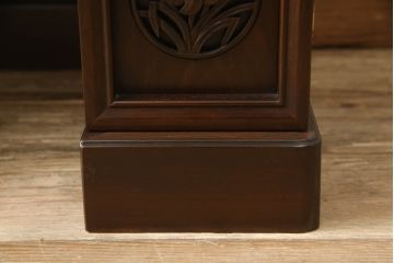 お仏壇をコンパクトにリメイク!上段は指定サイズにリサイズ。下段はお手持ちの椅子を格納できる仕様で新規製作。左右の扉には上段の建具を活用。全体を元の色味に合わせて仕上げ。