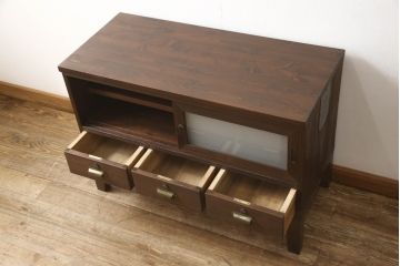 3段重ね桐箪笥をローボード2台とローチェストにリメイク!上段の引き戸にはすりガラスをはめ込み、引手を交換。中段は一段目をオープン棚に変更。ローボードはそれぞれ配線穴あけ加工をし、オーク系で着色。下段は取っ手と鍵穴隠しを交換。アンティークホワイトと茶系のツートーン仕上げ。いずれもヒノキ材の天板と木製の脚を設置。