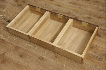 3段重ね桐箪笥をローボード2台とローチェストにリメイク!上段の引き戸にはすりガラスをはめ込み、引手を交換。中段は一段目をオープン棚に変更。ローボードはそれぞれ配線穴あけ加工をし、オーク系で着色。下段は取っ手と鍵穴隠しを交換。アンティークホワイトと茶系のツートーン仕上げ。いずれもヒノキ材の天板と木製の脚を設置。
