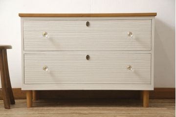3段重ね桐箪笥をローボード2台とローチェストにリメイク!上段の引き戸にはすりガラスをはめ込み、引手を交換。中段は一段目をオープン棚に変更。ローボードはそれぞれ配線穴あけ加工をし、オーク系で着色。下段は取っ手と鍵穴隠しを交換。アンティークホワイトと茶系のツートーン仕上げ。いずれもヒノキ材の天板と木製の脚を設置。