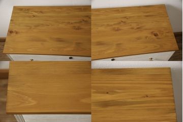 3段重ね桐箪笥をローボード2台とローチェストにリメイク!上段の引き戸にはすりガラスをはめ込み、引手を交換。中段は一段目をオープン棚に変更。ローボードはそれぞれ配線穴あけ加工をし、オーク系で着色。下段は取っ手と鍵穴隠しを交換。アンティークホワイトと茶系のツートーン仕上げ。いずれもヒノキ材の天板と木製の脚を設置。
