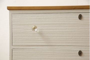 3段重ね桐箪笥をローボード2台とローチェストにリメイク!上段の引き戸にはすりガラスをはめ込み、引手を交換。中段は一段目をオープン棚に変更。ローボードはそれぞれ配線穴あけ加工をし、オーク系で着色。下段は取っ手と鍵穴隠しを交換。アンティークホワイトと茶系のツートーン仕上げ。いずれもヒノキ材の天板と木製の脚を設置。
