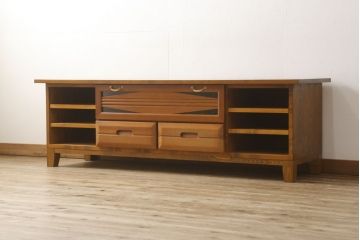 ワードローブをテレビボードとウォールミラーにリメイク!テレビボードのダウン扉に既存の扉とガラスを利用。引き出し2杯を取り付け、両側収納には可動棚を設置。天板と脚を取り付けてテレビボードに。もう一つの扉は内部のミラーをそのまま取り付けてウォールミラーに。