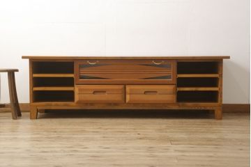 ワードローブをテレビボードとウォールミラーにリメイク!テレビボードのダウン扉に既存の扉とガラスを利用。引き出し2杯を取り付け、両側収納には可動棚を設置。天板と脚を取り付けてテレビボードに。もう一つの扉は内部のミラーをそのまま取り付けてウォールミラーに。