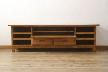 ワードローブをテレビボードとウォールミラーにリメイク!テレビボードのダウン扉に既存の扉とガラスを利用。引き出し2杯を取り付け、両側収納には可動棚を設置。天板と脚を取り付けてテレビボードに。もう一つの扉は内部のミラーをそのまま取り付けてウォールミラーに。