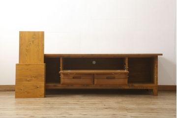 ワードローブをテレビボードとウォールミラーにリメイク!テレビボードのダウン扉に既存の扉とガラスを利用。引き出し2杯を取り付け、両側収納には可動棚を設置。天板と脚を取り付けてテレビボードに。もう一つの扉は内部のミラーをそのまま取り付けてウォールミラーに。