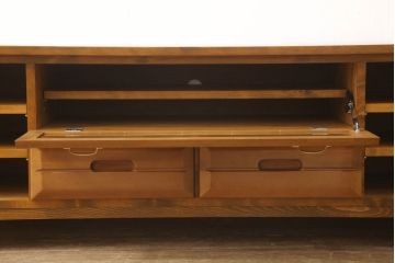 ワードローブをテレビボードとウォールミラーにリメイク!テレビボードのダウン扉に既存の扉とガラスを利用。引き出し2杯を取り付け、両側収納には可動棚を設置。天板と脚を取り付けてテレビボードに。もう一つの扉は内部のミラーをそのまま取り付けてウォールミラーに。