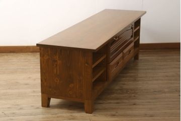 ワードローブをテレビボードとウォールミラーにリメイク!テレビボードのダウン扉に既存の扉とガラスを利用。引き出し2杯を取り付け、両側収納には可動棚を設置。天板と脚を取り付けてテレビボードに。もう一つの扉は内部のミラーをそのまま取り付けてウォールミラーに。