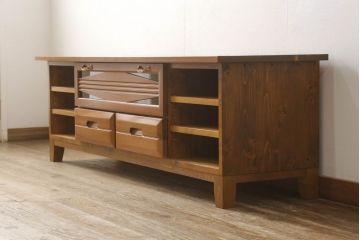 ワードローブをテレビボードとウォールミラーにリメイク!テレビボードのダウン扉に既存の扉とガラスを利用。引き出し2杯を取り付け、両側収納には可動棚を設置。天板と脚を取り付けてテレビボードに。もう一つの扉は内部のミラーをそのまま取り付けてウォールミラーに。