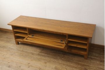 ワードローブをテレビボードとウォールミラーにリメイク!テレビボードのダウン扉に既存の扉とガラスを利用。引き出し2杯を取り付け、両側収納には可動棚を設置。天板と脚を取り付けてテレビボードに。もう一つの扉は内部のミラーをそのまま取り付けてウォールミラーに。