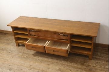 ワードローブをテレビボードとウォールミラーにリメイク!テレビボードのダウン扉に既存の扉とガラスを利用。引き出し2杯を取り付け、両側収納には可動棚を設置。天板と脚を取り付けてテレビボードに。もう一つの扉は内部のミラーをそのまま取り付けてウォールミラーに。