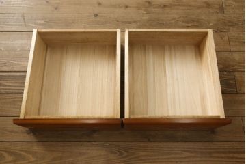 ワードローブをテレビボードとウォールミラーにリメイク!テレビボードのダウン扉に既存の扉とガラスを利用。引き出し2杯を取り付け、両側収納には可動棚を設置。天板と脚を取り付けてテレビボードに。もう一つの扉は内部のミラーをそのまま取り付けてウォールミラーに。