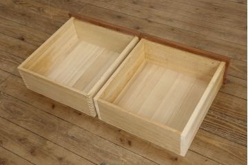 ワードローブをテレビボードとウォールミラーにリメイク!テレビボードのダウン扉に既存の扉とガラスを利用。引き出し2杯を取り付け、両側収納には可動棚を設置。天板と脚を取り付けてテレビボードに。もう一つの扉は内部のミラーをそのまま取り付けてウォールミラーに。