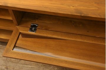 ワードローブをテレビボードとウォールミラーにリメイク!テレビボードのダウン扉に既存の扉とガラスを利用。引き出し2杯を取り付け、両側収納には可動棚を設置。天板と脚を取り付けてテレビボードに。もう一つの扉は内部のミラーをそのまま取り付けてウォールミラーに。